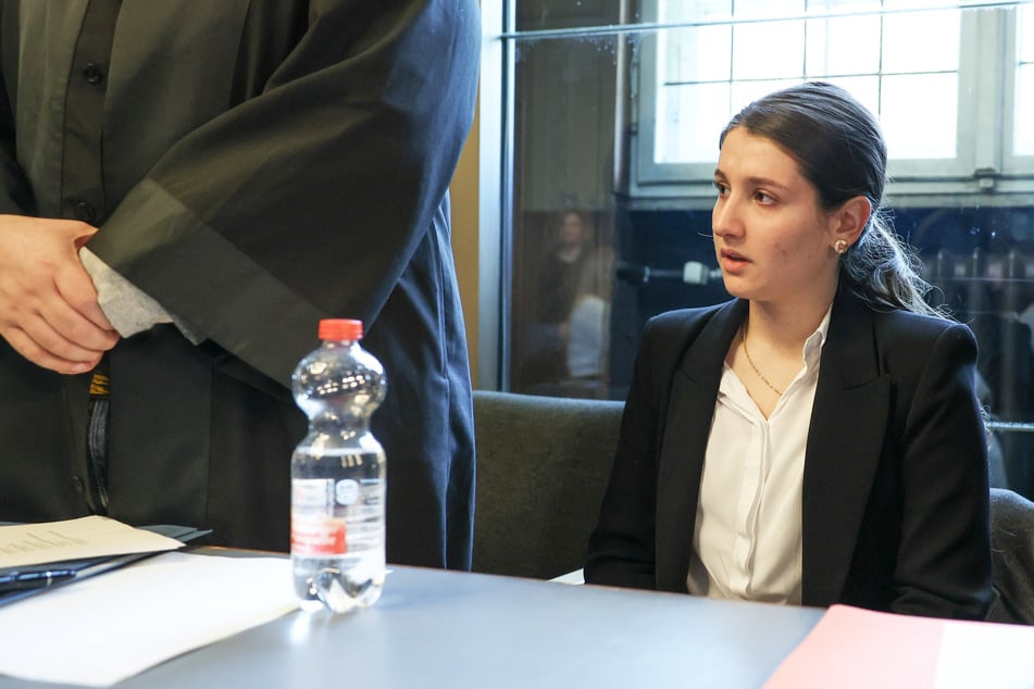 Die mittlerweile 18-jährige Dilan sitzt beim Prozessauftakt im Saal 501 des Kriminalgerichts Moabit. (Archivbild)