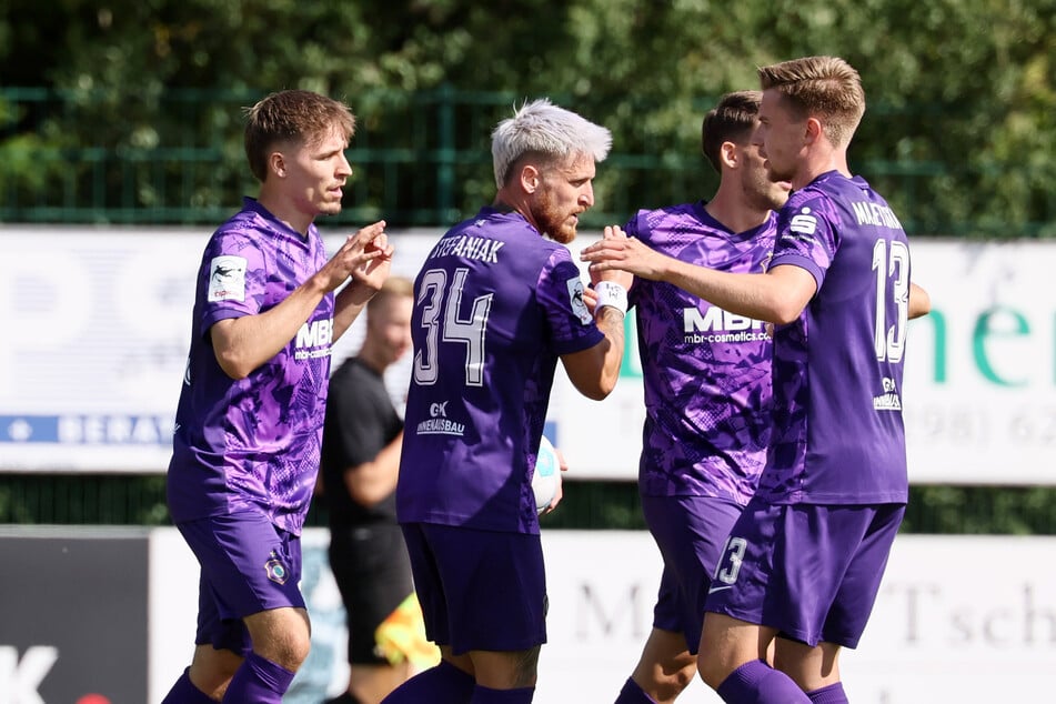 Klasse! Nach 15 Minuten lochte Maximilian Schmid (l.) zum 1:0 ein.