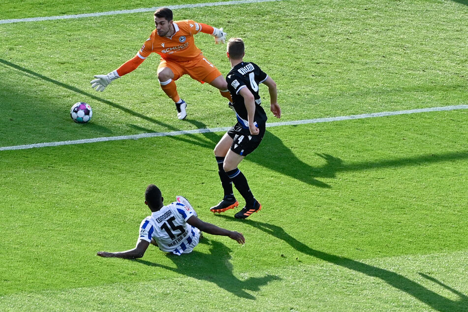 Die größte Chance der ersten Halbzeit: Jhon Cordoba (l.) trifft nur den Pfosten. Bielefelds Keeper Stefan Ortega (M.) wär nicht mehr herangekommen.