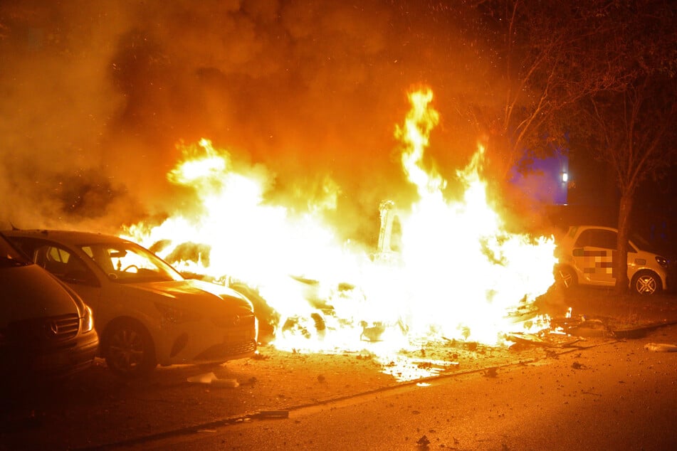 Aus einem Wohnmobil und einem Auto in Hamburg-Rahlstedt lodern Flammen.