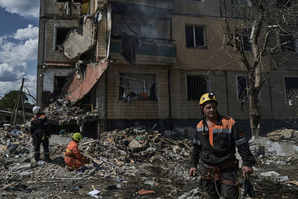 Krywyj Rih (Ukraine): Rettungskräfte sind nach dem Einschlag einer Rakete in ein Wohnhaus im Einsatz.