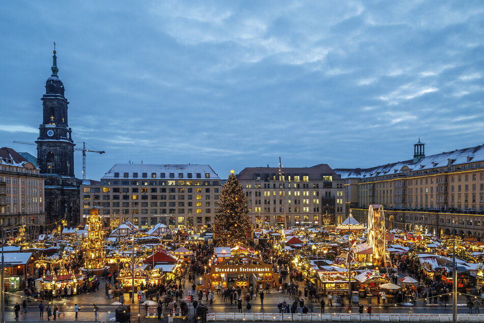 Der Dresdner Striezelmarkt lockt jährlich Hunderttausende Besucher in die Elbmetropole.