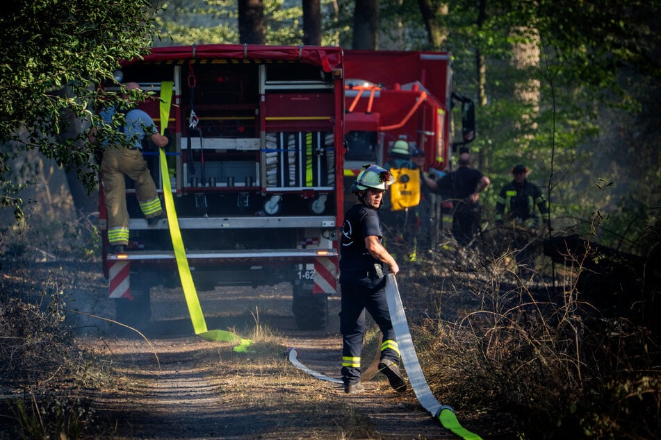 Da am Montagabend die Wasserversorgung für die Löscharbeiten knapp wurde, forderte der Versorger die Anwohner auf, Wasser zu sparen und auf Duschen oder Baden zu verzichten.