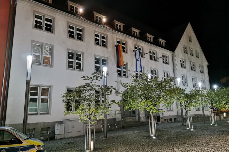 Die israelische Flagge wurde am Rathaus in Nordhausen neben der deutschen Flagge gehisst.