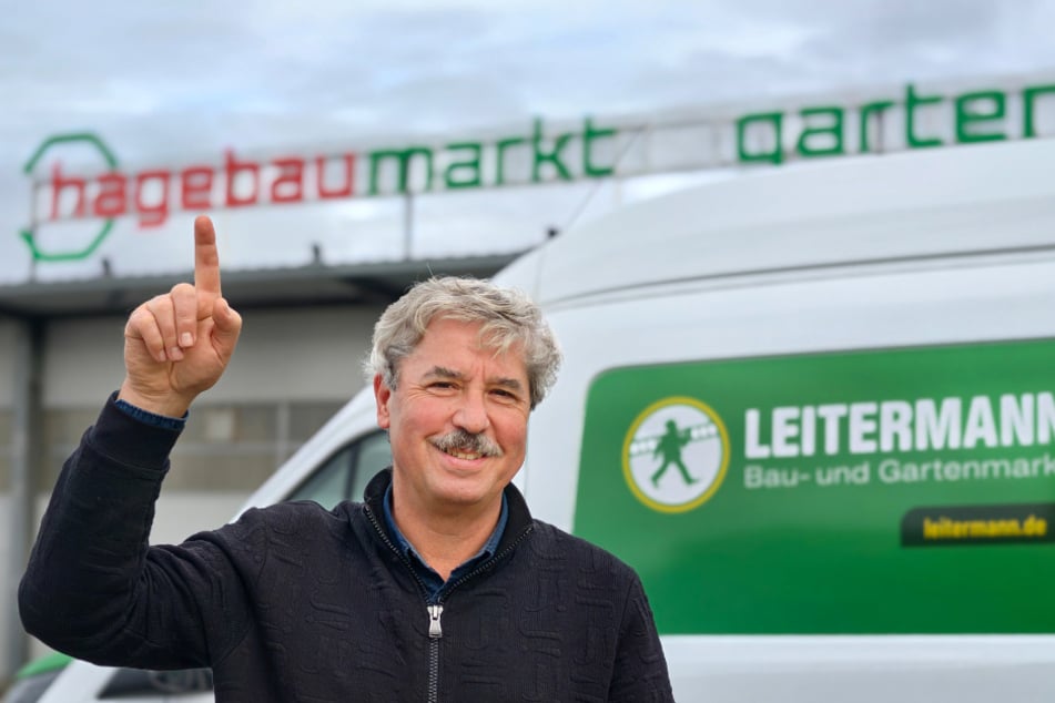 hagebau kommt, Leitermann bleibt. Marktleiter Andreas Kunze (61) zeigt den neu installierten Schriftzug.