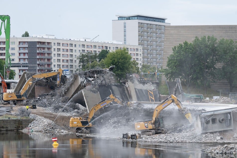 Um die Staubbelastung zu verringern, kommt Wasser zum Einsatz.