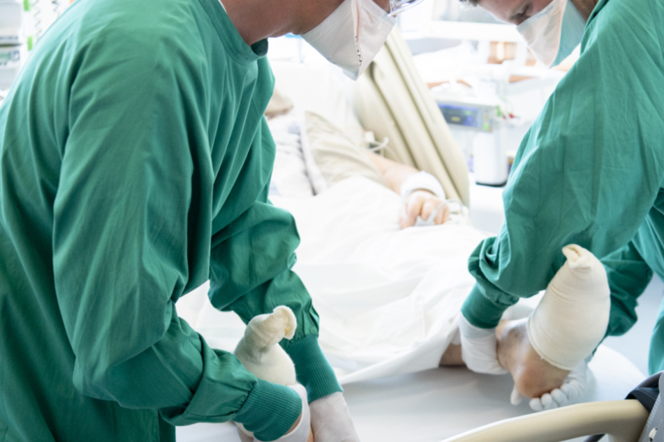 Fachpersonal bei der Behandlung eines Patienten, der wegen des Coronavirus auf der Intensivstation liegt. (Symbolbild)
