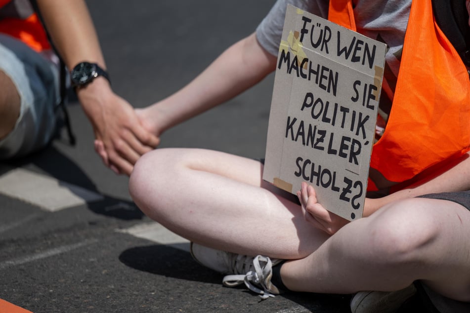 Straßenblockaden sollen bei der "Letzten Generation" der Vergangenheit angehören. Künftig setzt die Gruppe ganz auf "ungehorsame Versammlungen" - auch in Köln. (Symbolbild)