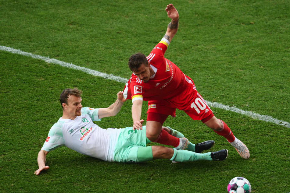 Unions Max Kruse (33, r.) im Zweikampf mit Werders Christian Groß (32). Im Spiel gegen die Bremer musste der Stürmer der Berliner zur Halbzeit angeschlagen ausgewechselt werden.
