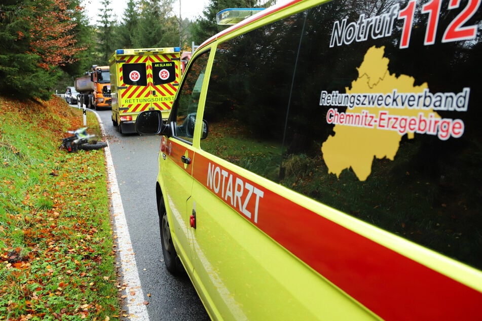 Tragischer Unfall im Erzgebirge: 17-jähriger Biker tot