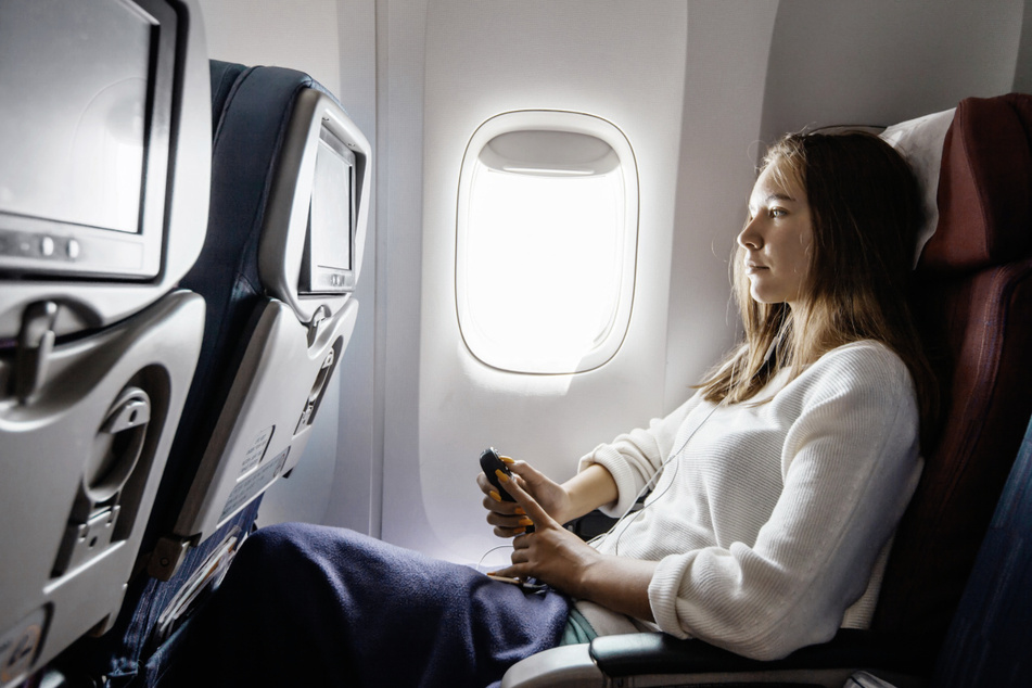 Passagierin lehnt sich beim Flug zurück: Was die Frau hinter ihr dann macht, sorgt für böse Kommentare