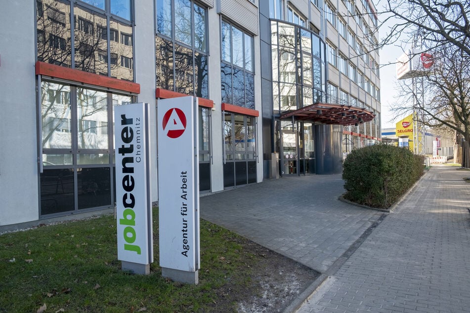 Die Agentur für Arbeit verbucht einen leichten Rückgang bei den Zahlen der Arbeitslosen in Chemnitz.