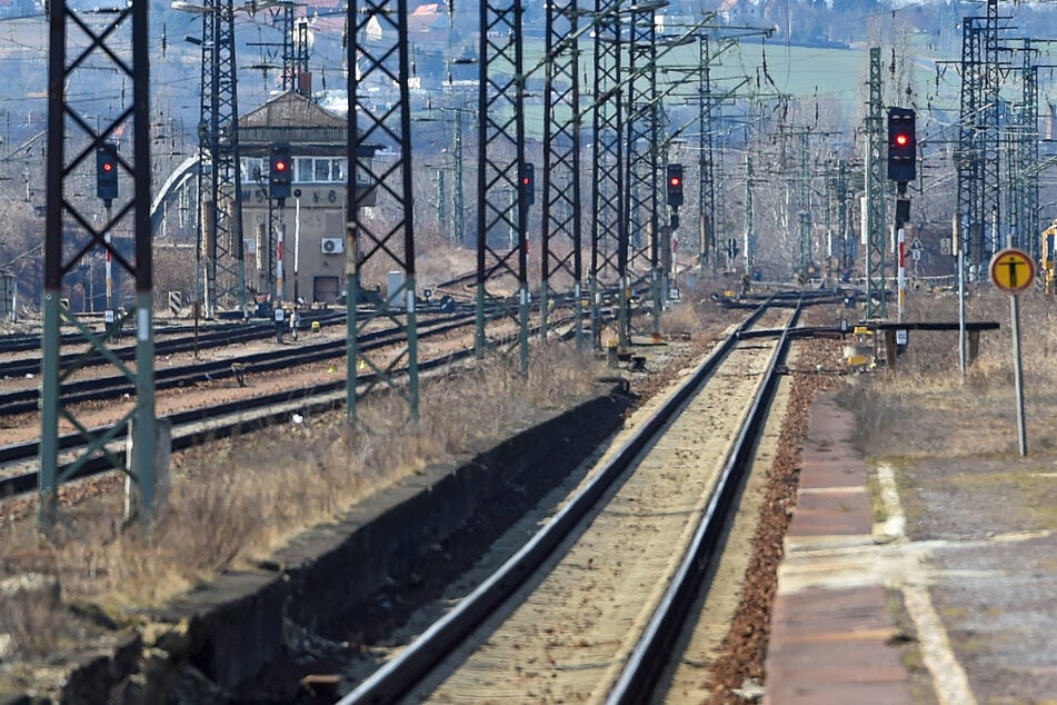 Dresden: Großes Problem an Bahnstrecke in Dresden: Hier müssen alle Züge jetzt Schritt-Geschwindigkeit fahren