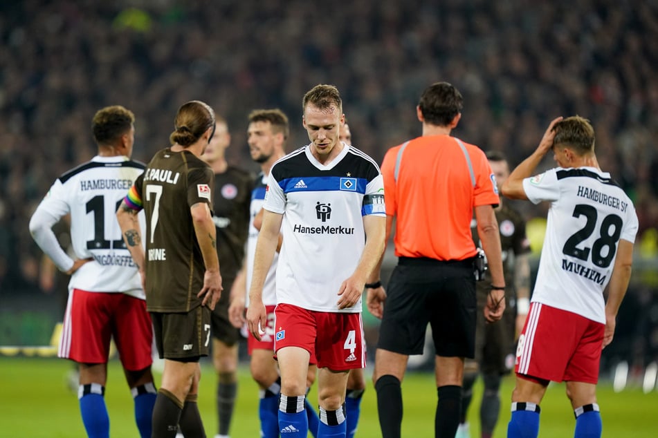 HSV-Kapitän Sebastian Schonlau (28, vorne) sah im Stadtderby gegen den FC St. Pauli früh die Rote Karte und gab sich anschließend die Schuld an der Niederlage.