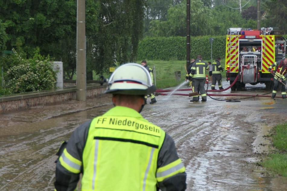 Feuerwehr im Dauereinsatz: Unwetter verursacht Schlammflut