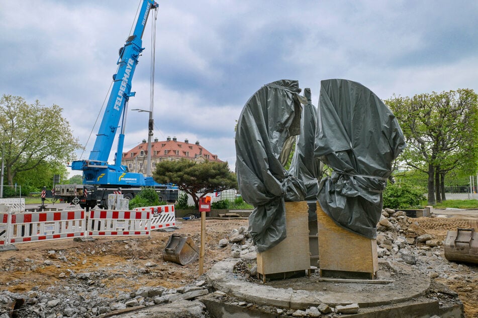 Soll 2025 wieder sprudeln: Endlich wird der östliche Kracht-Brunnen am Neustädter Markt saniert.