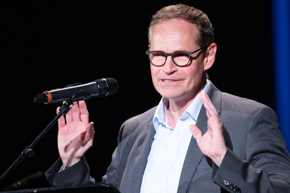 Michael Müller (SPD) befürwortet strengere Regeln für Corona-Tests bei der Rückkehr von Urlaubern nach Deutschland.