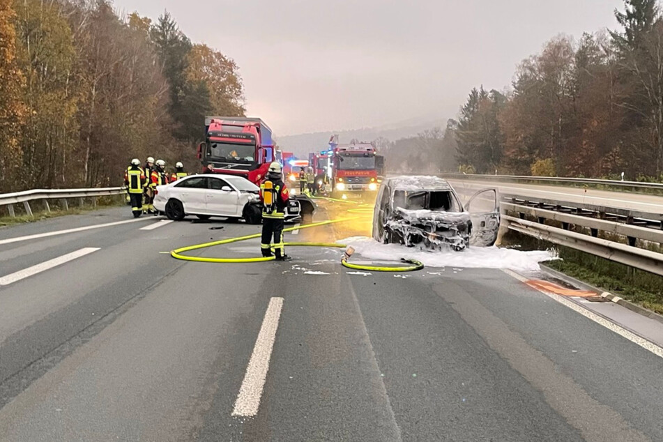Ein Fahrzeug brannte nach dem heftigen Unfall auf der A6 bei Waldmohr komplett aus.