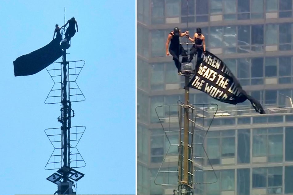 Das Paar entrollte auch ein Banner mit der Aufschrift: "When the power of love beats the love of power, the world knows peace".