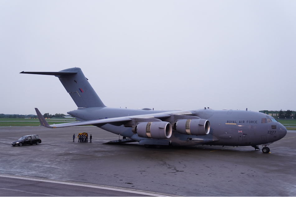 Die Queen ist wieder in London. Ein Flugzeug der Royal Airforce vom Typ Boeing C-17 Globemaster III brachte den Sarg der verstorbenen Monarchin sicher nach London.