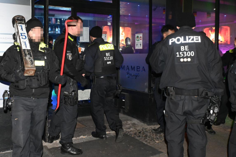 Berlin: Razzia in Berliner Shisha-Bars: Offene Haftbefehle, Ekel-Tabak und Anabolika