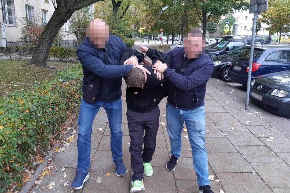 Polizeibeamte vom Innenstadt-Revier in Warschau nahmen den Mann wegen Diebstahls und Einbruchs fest.