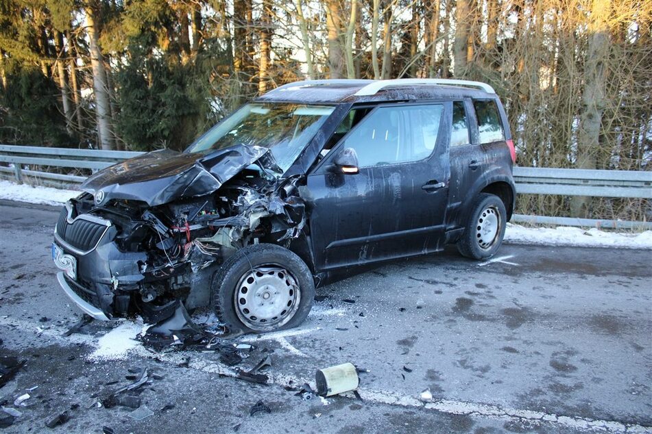 Die Fahrerin des schwarzen Skodas wurde beim Zusammenstoß mit dem Linienbus schwer verletzt.