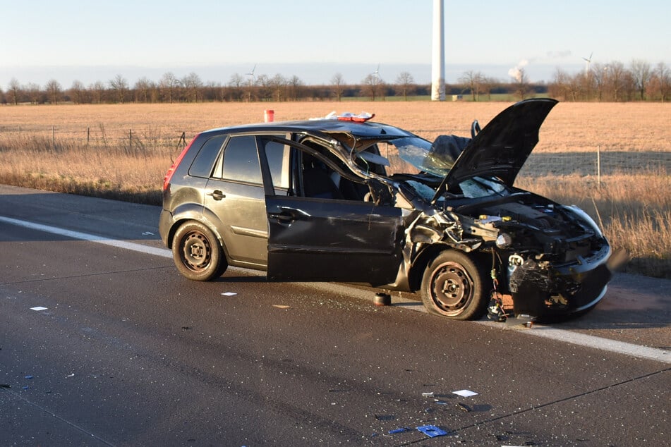 Die Fahrerin (32) des Ford wurde bei dem Unfall auf der A9 am Montagmorgen schwer verletzt.