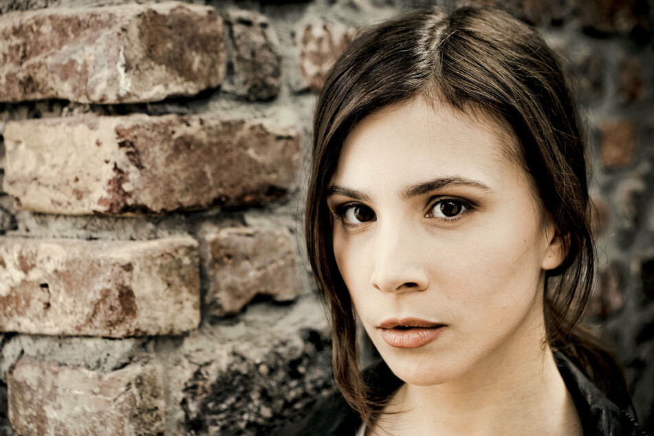 Aylin Tezel war Kriminaloberkommissarin Nora Dalay. Nun rückt Stefanie Reinsperger nach.