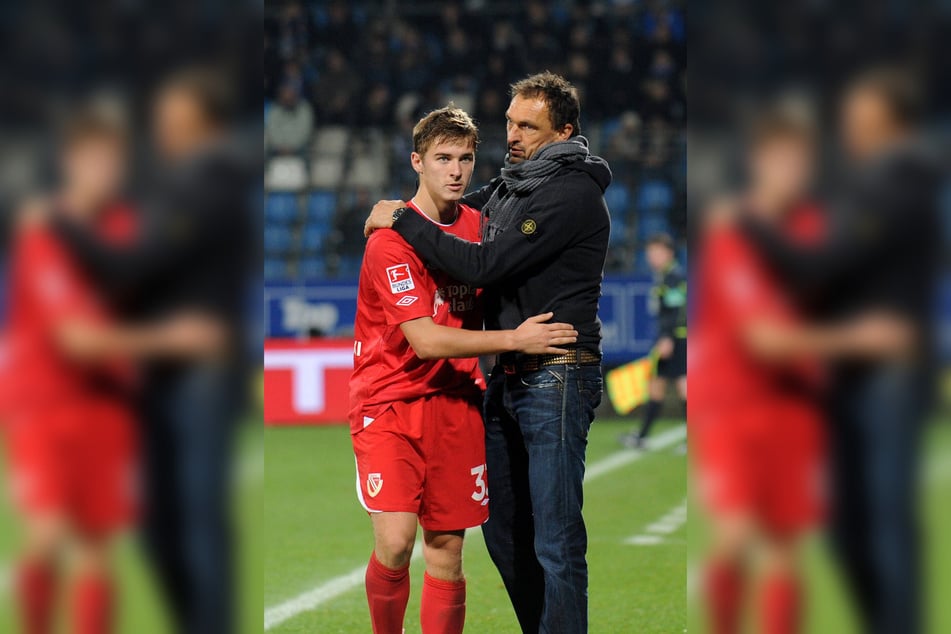 Martin Kobylanski (heute 32, l.) schaffte in Cottbus unter Pele Wollitz (heute 60) den Sprung zum Männerspieler. (Archivfoto)
