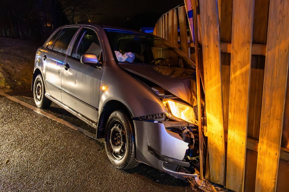 Der Skoda landete in einem Zaun.