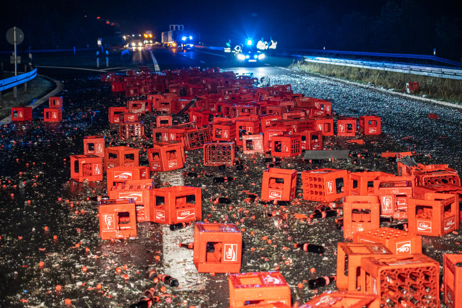 Etwa 300 Kisten, gefüllt mit Coca-Cola-Glasflaschen, verlor ein Lastwagen in der Nacht zum Montag auf der A70 bei Knetzgau.