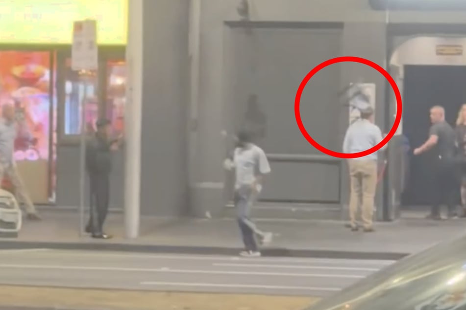 Angestellter von deutschem Möbelhersteller rastet vor Stripclub aus: Kollege mit Barhocker k. o. geschlagen