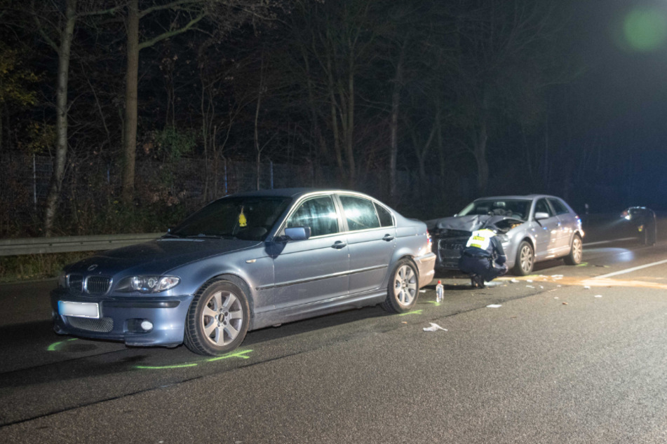 Ersten Erkenntnissen zufolge wurde der Mann bei dem Unfall auf der A 559 zwischen den beiden Fahrzeugen eingeklemmt.