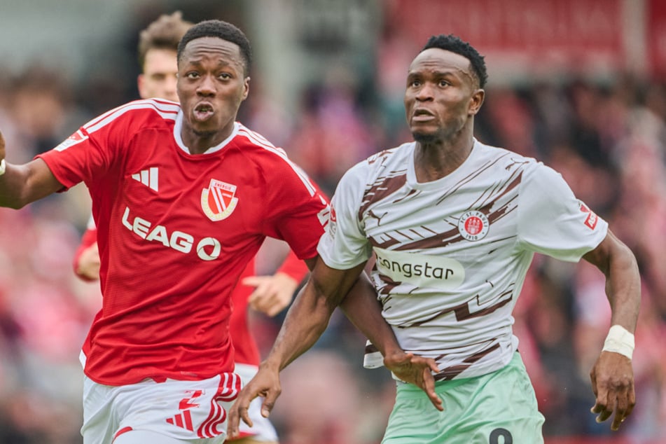 St.-Pauli-Angreifer Abdoulie Ceesay (22, r) und Gambia sind mit einem Sieg in die Qualifikation zum Afrika Cup gestartet.