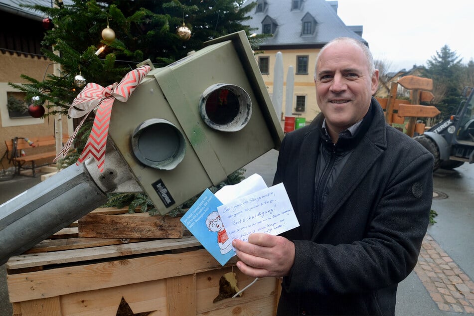 Bürgermeister Jörg Kerber (53, parteilos) am wiedergebrachten und abgestellten Blitzer mit Bekennerschreiben.