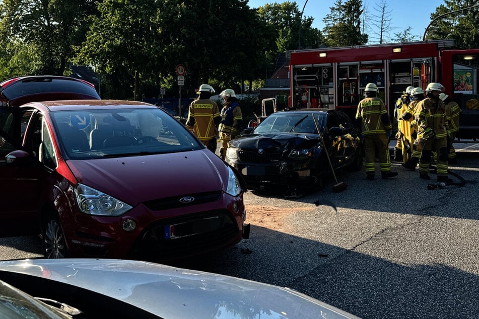 Zwei Autos stoßen an Kreuzung zusammen: Vier Verletzte