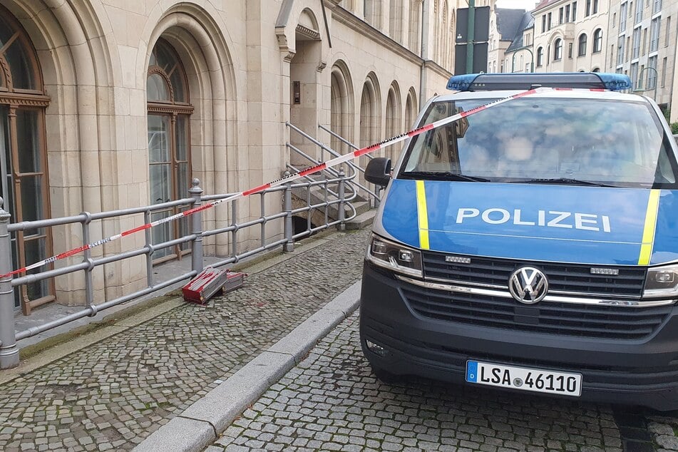 Die Polizei hat den Bereich vor dem Gebäude abgesperrt.