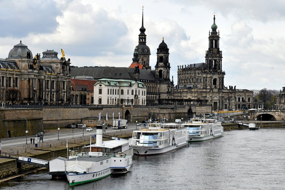 Dresden: Leichenfund in Dresden: Polizei birgt tote Frau aus der Elbe!