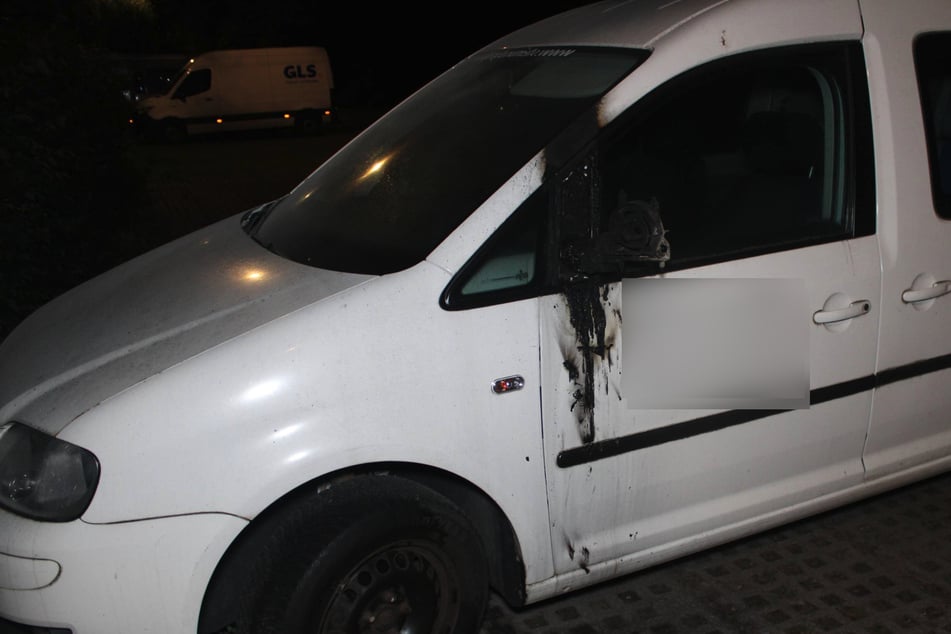 Die Täter versuchten vermutlich, über den Außenspiegel das ganze Fahrzeug in Brand zu stecken.