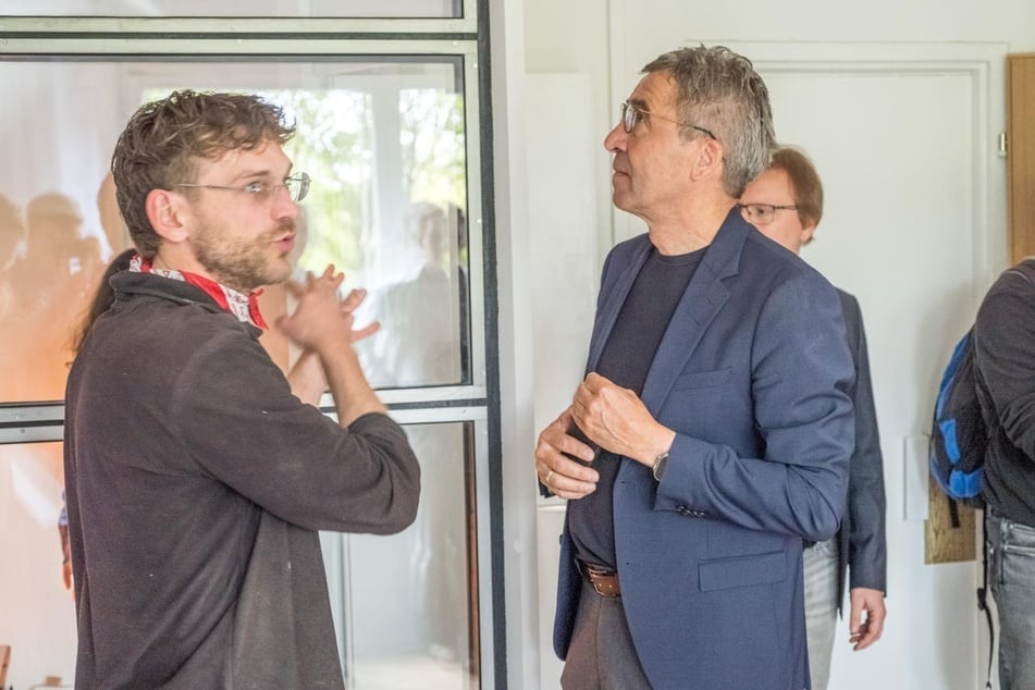 Thomas Dienberg (64, r.) macht sich am Donnerstag ein Bild von dem aktuellen Stand des Projektes.