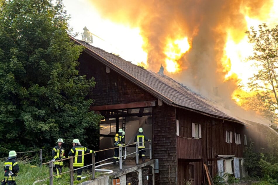 "Extreme Gefahr": Großbrand auf Bauernhof sorgt für Warnmeldung