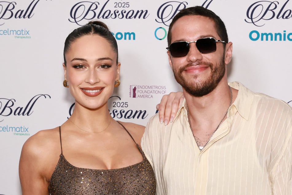 Pete Davidson (r.) is going to be a dad! The King of Staten Island star's girlfriend, Elsie Hewitt, has confirmed she's expecting their first child together.