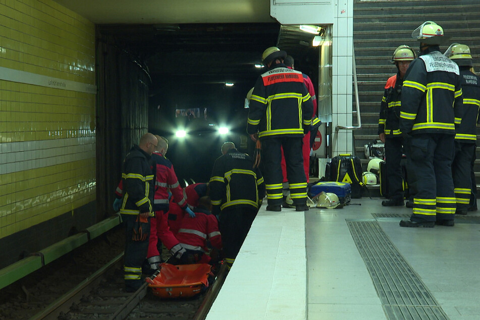 Rettungskräfte bergen den Schwerverletzten (60) von den Gleisen.