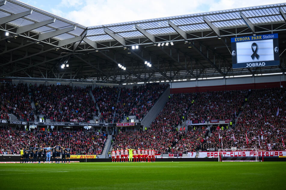 Vor dem Bundesliga-Spiel "SC Freiburg gegen VfL Bochum" wurde den Opfern des Nahost-Konflikts eine Schweigeminute gewidmet.