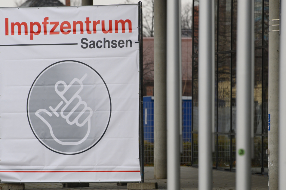 Ein Banner mit der Aufschrift "Impfzentrum Sachsen" hängt vor der Messe Dresden.