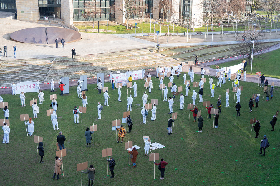 "Retten Sie unsere Branche!": Kosmetiker-Demo vor Landtag in Düsseldorf