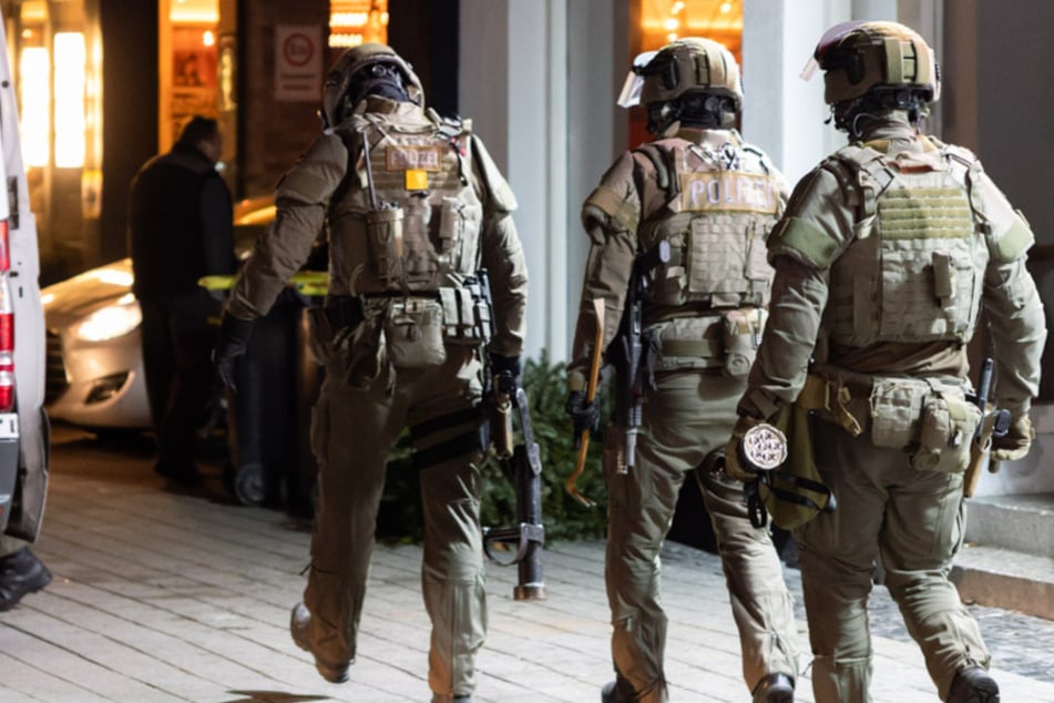 Polizei findet Waffen bei Verkehrskontrolle: SEK stürmt vier Wohnungen