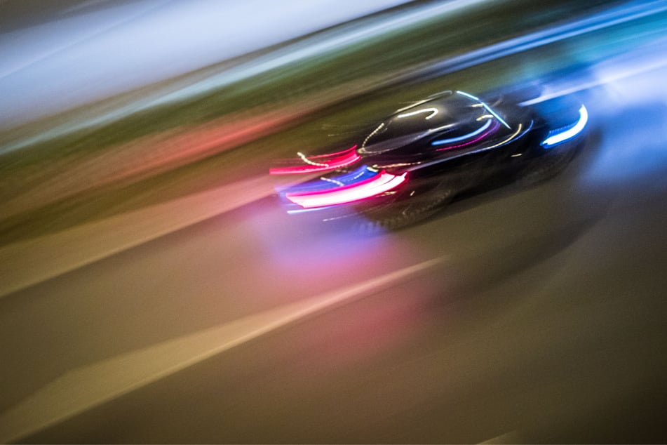 Mit 200 km/h durch die Nacht: 19-Jähriger rast trotz Fahrverbot über Autobahn