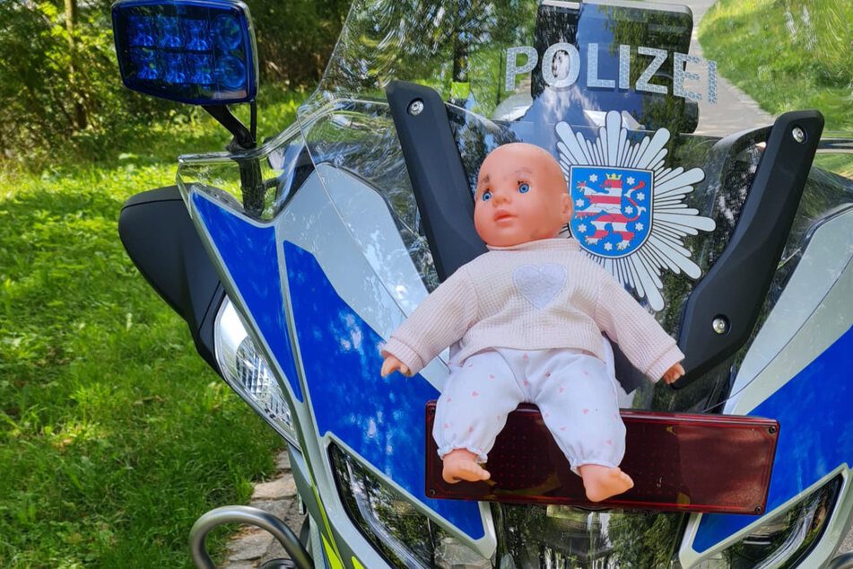 Die Babypuppe durfte auf dem Motorrad der Beamten zur Wache fahren.